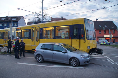 Stuttgart Zuffenhause: PKW uebersieht Stadtbahn beim abbiegen.